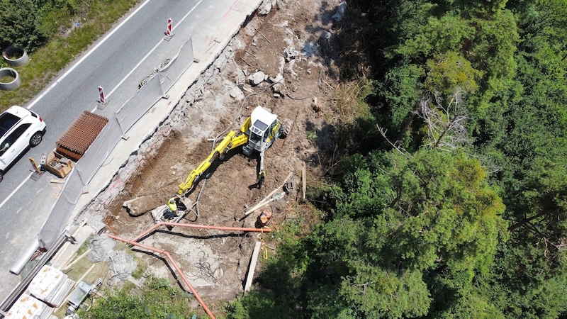 Im Rahmen der Sicherungs- und Sanierungsarbeiten musste die talseitige Böschung bis auf den tragfähigen Untergrund abgetragen werden. (Bild: Land Tirol)