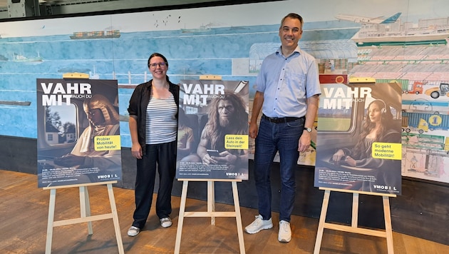 Christian Hillbrand at the presentation of the three posters (Bild: VVV)