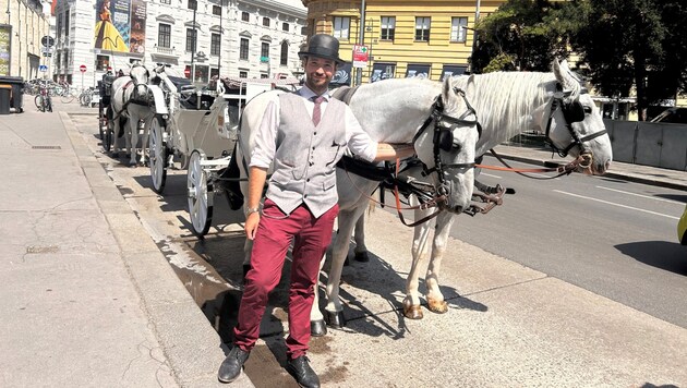 Coachman Marco loves his animals and lives the Viennese horse-drawn carriage tradition. (Bild: Zwickl)