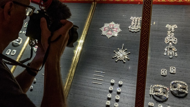 A small part of the tip of the "Breast Star of the Polish Order of the White Eagle" (top left in the picture) was broken off as a result of the theft. This flaw can still be seen. (Bild: APA/AFP )