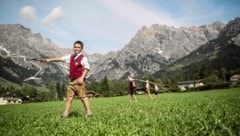 Die Vorbereitungen für den Salzburger Bauernherbst laufen auf Hochtouren. Auch die Schnalzer mit ihren Peitschen sind bereit – wie hier in Maria Alm. (Bild: © SalzburgerLand Tourismus)