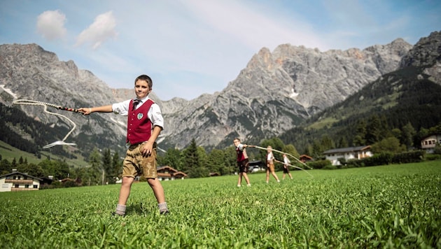 Die Vorbereitungen für den Salzburger Bauernherbst laufen auf Hochtouren. Auch die Schnalzer mit ihren Peitschen sind bereit – wie hier in Maria Alm. (Bild: © SalzburgerLand Tourismus)