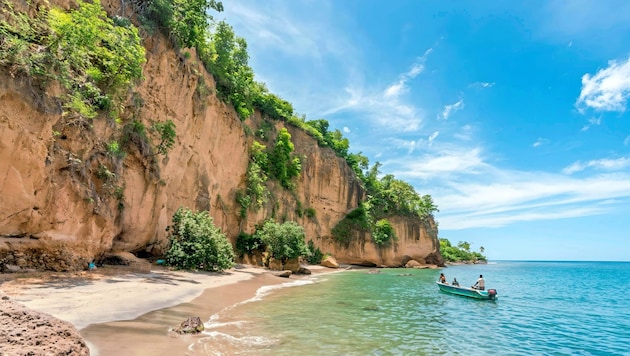 The idyllic backdrop of Dominica: secluded beaches and majestic rock formations. (Bild: DiscoverDominica)