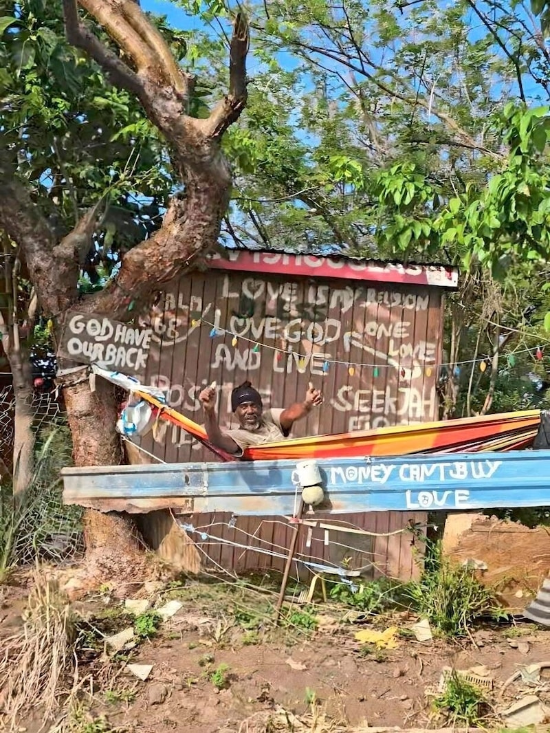 As the train passes, a resident in his hammock waves to the passengers. (Bild: Ed Ricker)