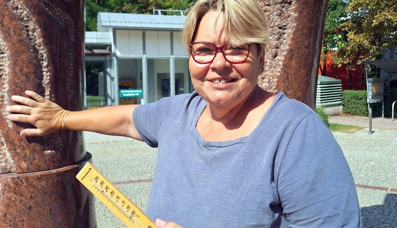 Stadtchefin Karin Baier behält das Thermometer im Auge – bei tagelanger Hitze erhält die Belegschaft freie Stunden. (Bild: Stadtgemeinde Schwechat)