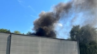 Dunkler Rauch stieg von dem Flachdach des Gebäudes auf. Durch die hohen Temperaturen des Feuers zersprang bei den dortigen PV-Paneelen das Glas. (Bild: Berufsfeuerwehr Klagenfurt)