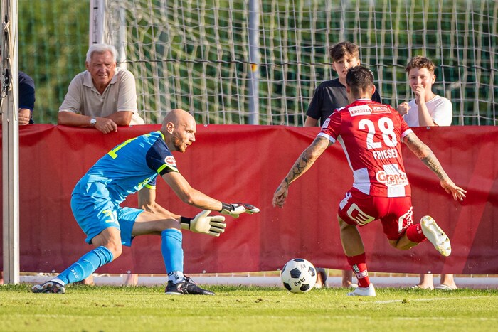 Alexander Kofler (li.) hält bei Velden den Kasten sauber.