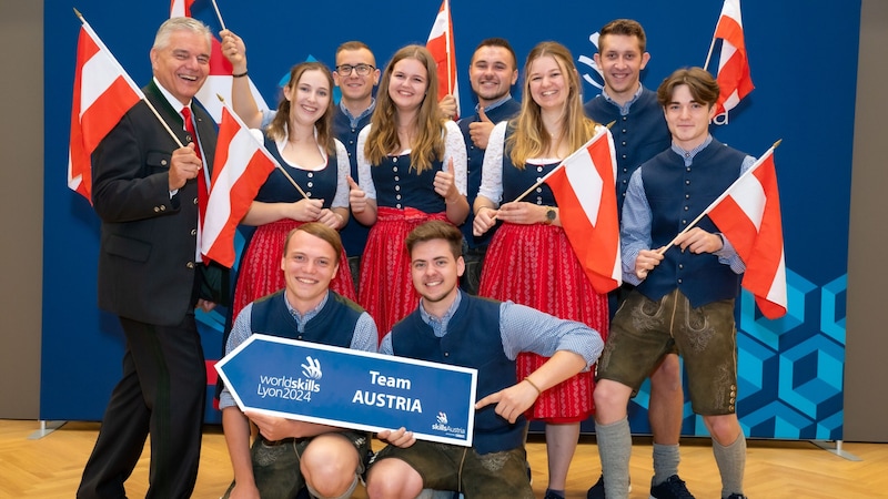 Nine participants from Upper Austria will be hunting for medals at WorldSkills. Upper Austrian Chamber of Commerce Vice President Leo Jindrak (l.) is also traveling to France. (Bild: WKOÖ)