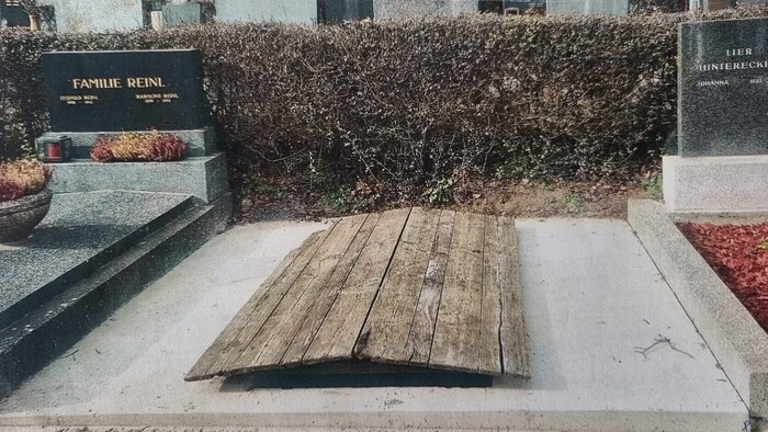 Dieses Platzerl am Grinzinger Friedhof ist den Lugners zumindest die nächsten sechzig Jahre sicher: Neben Richard und später seiner Witwe Simone, sollen hier auch zwei seiner Kinder mit deren Partnern die ewige Ruhe finden. 