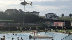 Die Rettungskette im Freibad St. Martin funktionierte zum Glück perfekt.  (Bild: Schütz Markus)