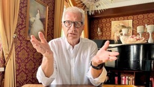 Im „roten Salon“ des Cafés Goldmark in Deutschkreutz traf die „Krone“ Manfred Kölly, den Frontmann der Gelben. Ein Espresso am Tisch, im Hintergrund Sisi und ein Klavier. (Bild: Grammer Karl/Karl Grammer)