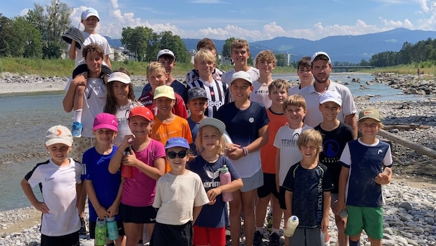 Joel Schwärzler (top left) surprised the kids at his home club Hard. (Bild: TC Hard)