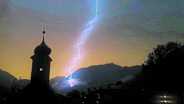 Powerful lightning - like here over Lake Achensee in Tyrol - was frequently seen on Tuesday night. (Bild: Leserreporter)