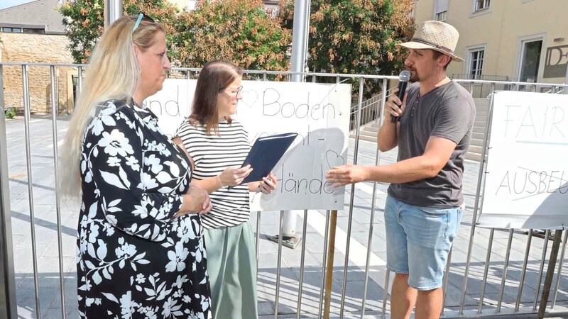 Handing over the petition with 600 signatures to representatives of the diocese. (Bild: Reinhard Judt)