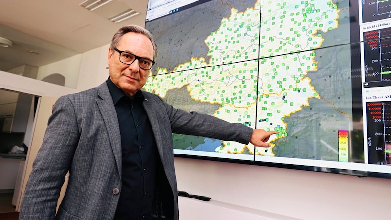 Fire broke out in a cooling tower at the Zaporizhzhya nuclear power plant (left). Harald Eitner shows the steel measuring points (below). (Bild: Jauschowetz Christian/Christian Jauschowetz)