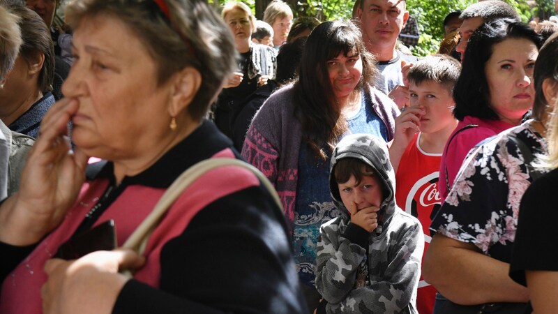 Those who can are fleeing the embattled Russian region of Kursk. (Bild: ASSOCIATED PRESS)