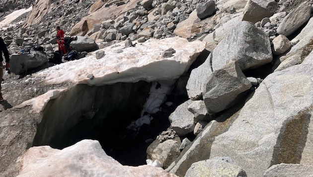 The mountain rescuers searched intensively for the man, but unfortunately he could only be recovered dead. (Bild: Bergrettung Neukirchen am Großvenediger)