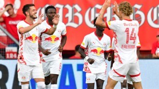 Auch wenn’s am Ende noch ein bisschen zittrig geworden ist, Red Bull Salzburg schafft mit einem 3.3 bei Twente Enschede den Aufstieg ins Champions-League-Playoff ... (Bild: GEPA)