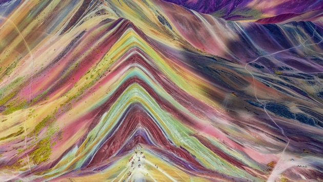 The rainbow mountain Vinicunca (Bild: zaschnaus - stock.adobe.com)