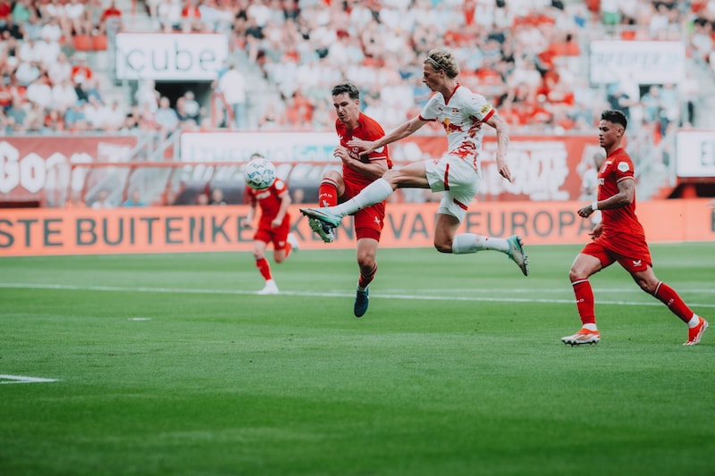 Heber ins Glück: Maurits Kjaergaard traf zum 1:0 der Bullen. (Bild: Red Bull Salzburg/Andreas Schaad)