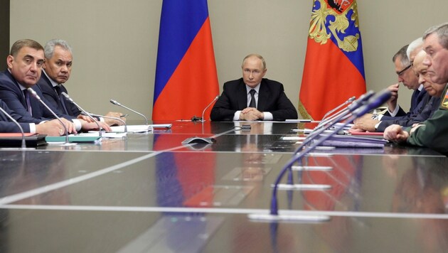 Russian President Vladimir Putin discusses the situation in the border regions of Kursk and Belgorod with high-ranking security and defense officials. (Bild: APA/Sputnik)