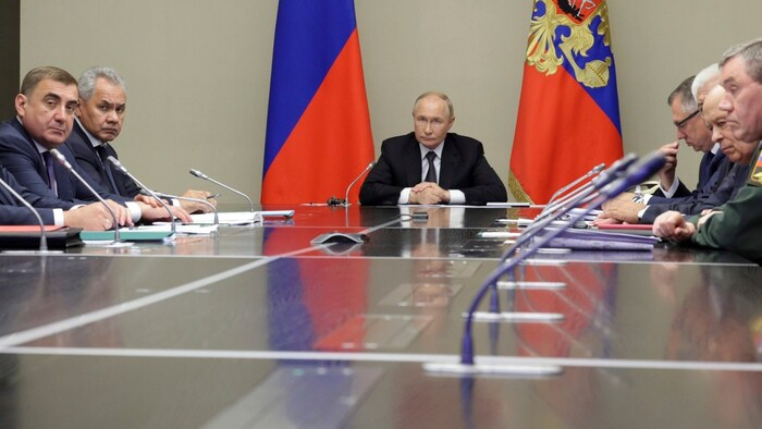 Der russische Präsident Wladimir Putin bespricht mit hochrangigen Sicherheits- und ...