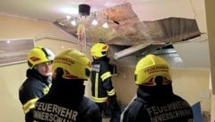 Die Feuerwehrleute sicherten das Fenster provisorisch. (Bild: C. Stoxreiter, D. Weber)