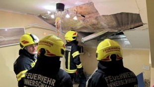 Die Feuerwehrleute sicherten das Fenster provisorisch.
