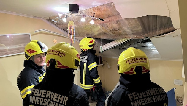 The firefighters provisionally secured the window. (Bild: C. Stoxreiter, D. Weber)