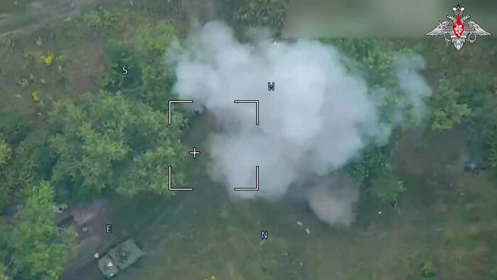 Eine russische Drohne greift die vorrückenden ukrainischen Truppen in der Region Kursk an.