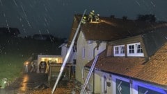 Ein nach einem Blitzeinschlag beschädigtes Dach sicherten Feuerwehrleute in Hallwang. (Bild: FF Seekirchen und FF Hallwang)