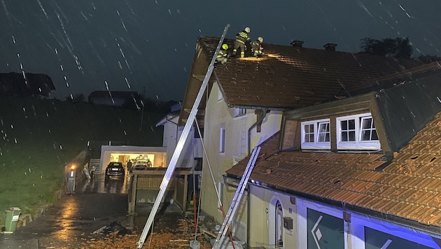 Ein nach einem Blitzeinschlag beschädigtes Dach sicherten Feuerwehrleute in Hallwang. (Bild: FF Seekirchen und FF Hallwang)