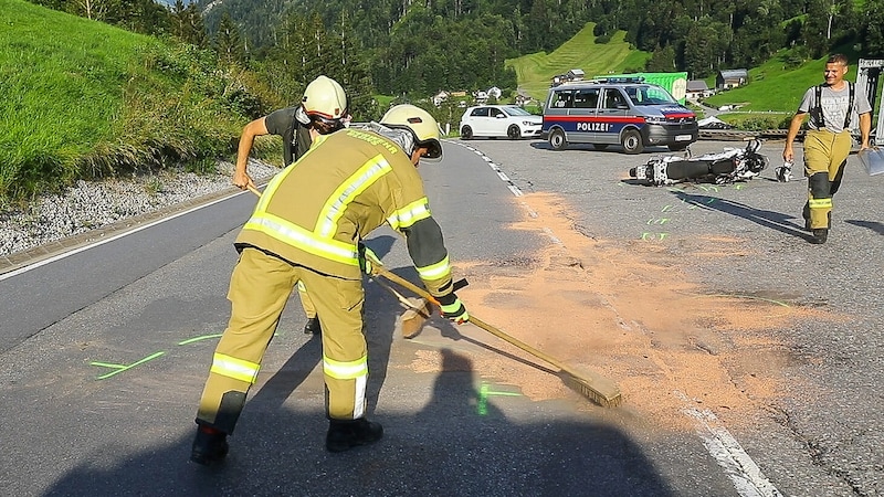 The fire department had to clean the road. (Bild: Bernd Hofmeister)