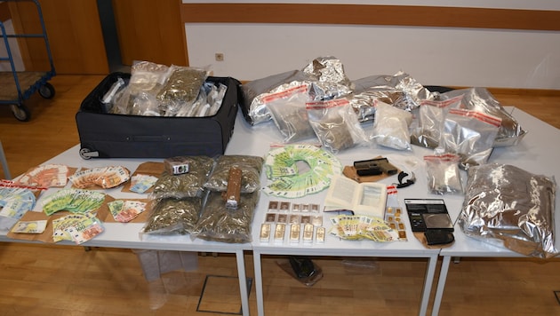 The impressive "haul" from the house search. (Bild: LPD Kärnten)