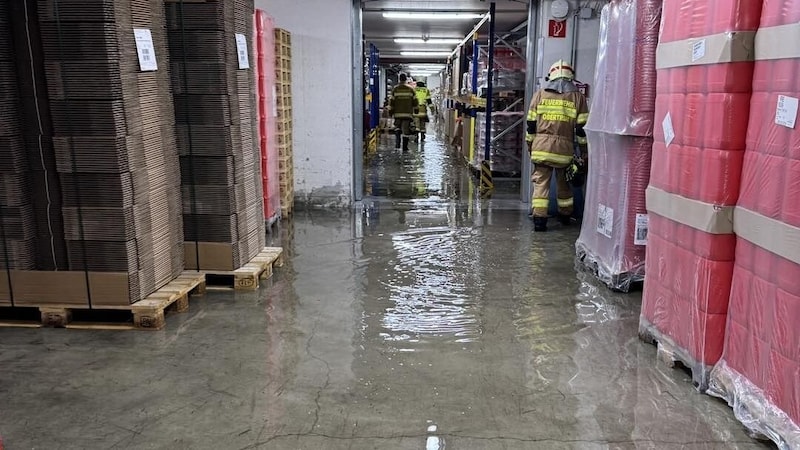 Among other things, the Obertrum fire brigade had to pump out the large storage area of a company. (Bild: FF Obertrum)