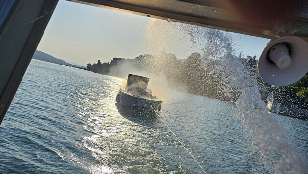 The fire department towed the burning boat to a safe place. (Bild: FF Reifnitz)