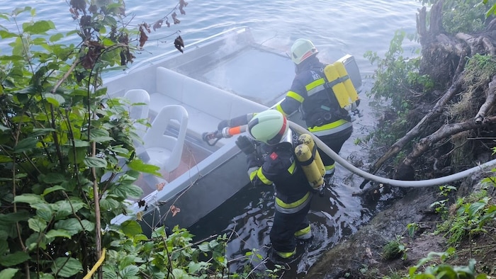 Am Ufer wurde der Brand unter Kontrolle gebracht.