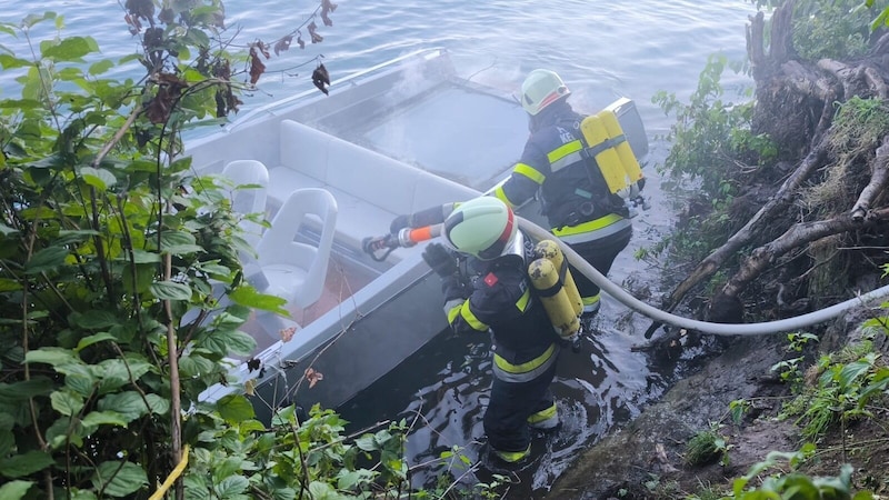 Am Ufer wurde der Brand unter Kontrolle gebracht. (Bild: FF Reifnitz)