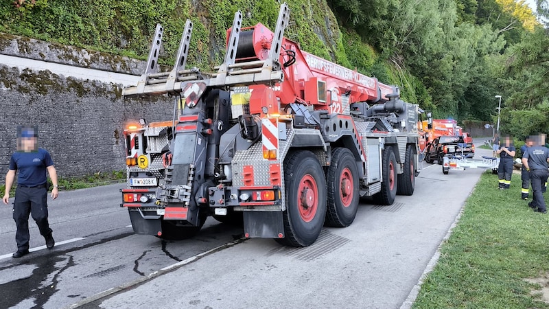 Mit dem Kranfahrzeug der Berufsfeuerwehr Klagenfurt wurde das Elektroboot an Land gehoben. (Bild: FF Reifnitz, Krone KREATIV)