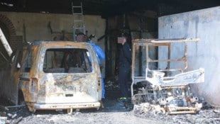 Das Feuer breitete sich vom Carport aus rasch auf das gesamte Gasthaus aus. (Bild: Horst Einöder/Flashpictures, Krone KREATIV)