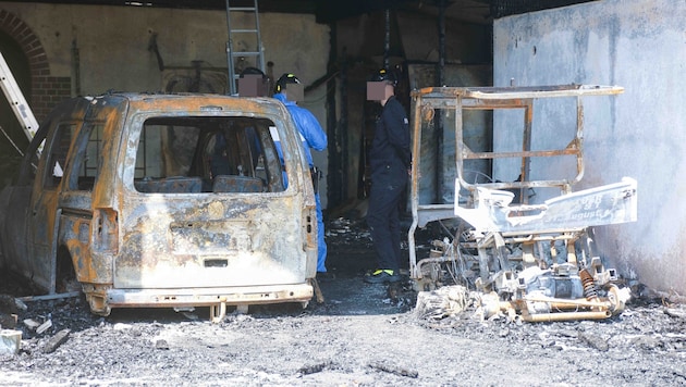 Das Feuer breitete sich vom Carport aus rasch auf das gesamte Gasthaus aus. (Bild: Horst Einöder/Flashpictures, Krone KREATIV)