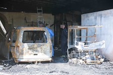 Das Feuer breitete sich vom Carport aus rasch auf das gesamte Gasthaus aus. (Bild: Horst Einöder/Flashpictures, Krone KREATIV)