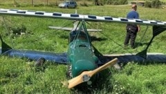 Das Leichtflugzeug wurde bei der Bruchlandung beschädigt. (Bild: Landespolizeidirektion Salzburg)