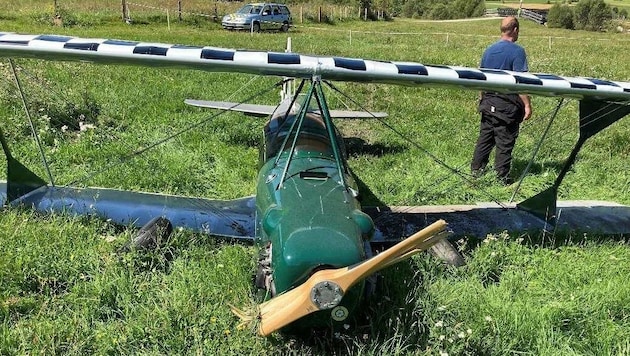 Das Leichtflugzeug wurde bei der Bruchlandung beschädigt. (Bild: Landespolizeidirektion Salzburg)