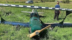 Das Leichtflugzeug wurde bei der Bruchlandung beschädigt. (Bild: Landespolizeidirektion Salzburg)