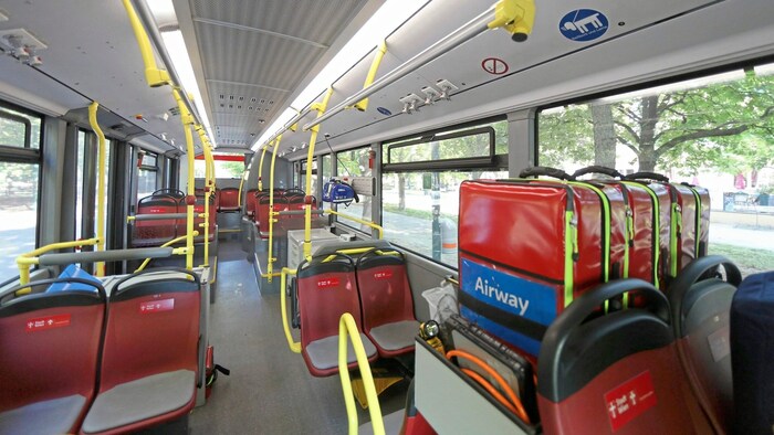 Jeder Sitzplatz verfügt über seinen eigenen Sauerstoffanschluss. Dazu kommen Defibrilatoren und ...