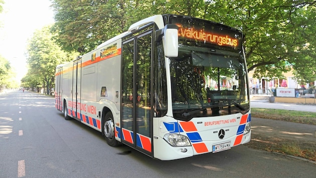 Up to 102 people can be cared for and looked after at the same time in the new Vienna Professional Rescue bus. (Bild: Bartel Gerhard)