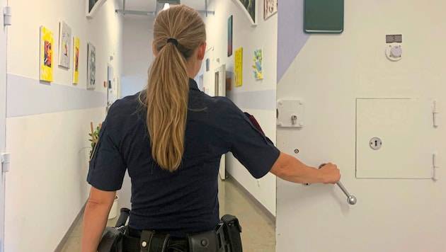 Visiting the juvenile ward in Klagenfurt prison. Lukas sits behind a door like this - up to 23 hours a day. (Bild: Wassermann Kerstin)