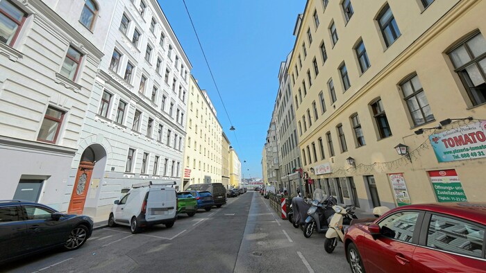Schock in der Randhartingergasse. Dort soll der 24-Jährige tot von seinem Mitbewohner entdeckt ...