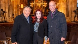 Vor dem letzten Opernball, im Februar 2024, besuchte Lugner noch mit seinem Star-Gast Priscilla Presley den Stephansdom mit Pfarrer Toni Faber (re.).  (Bild: picturedesk.com/Andreas Tischler)